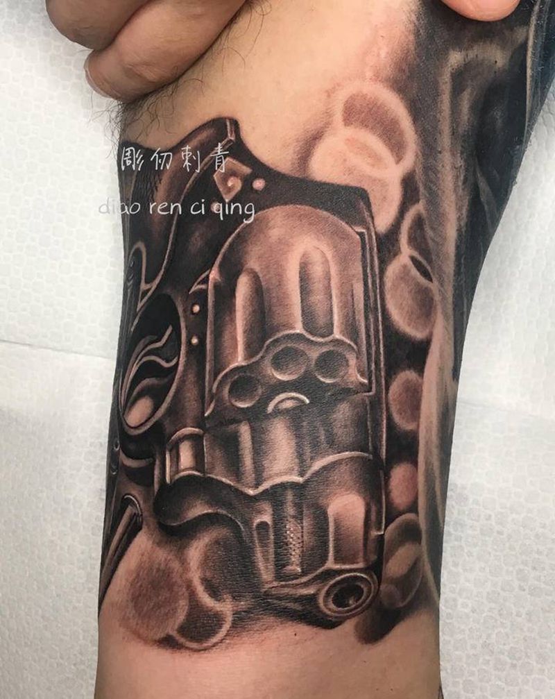 手枪纹身图片_欧美写实纹身图案