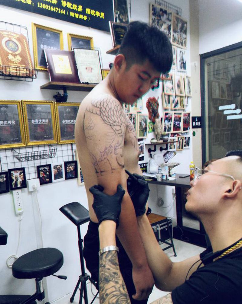 全胛进行中纹身图片_肩部老传统纹身图案