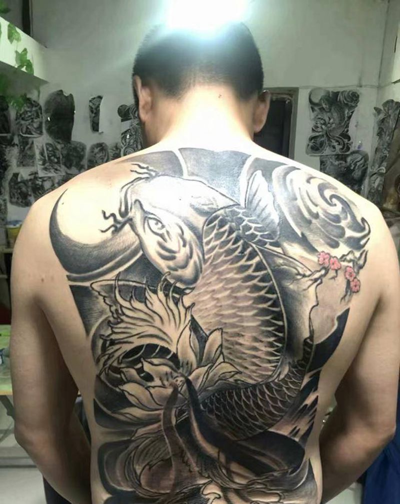 鲤鱼纹身图片_背部纹身图案