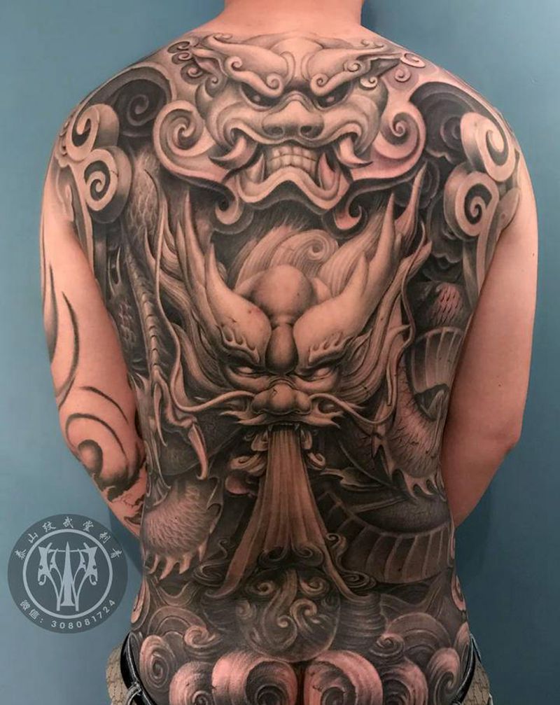 石雕龙  恢复后纹身图片_背部欧美写实石雕纹身图案