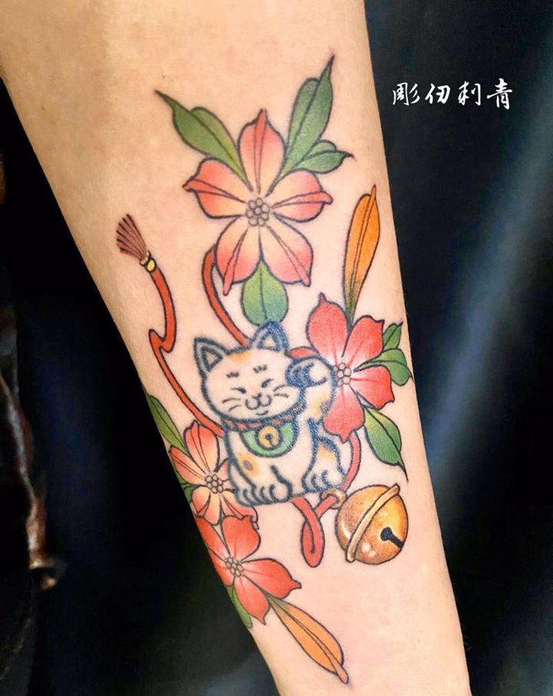 给招财猫添个花纹身图片_手臂纹身图案