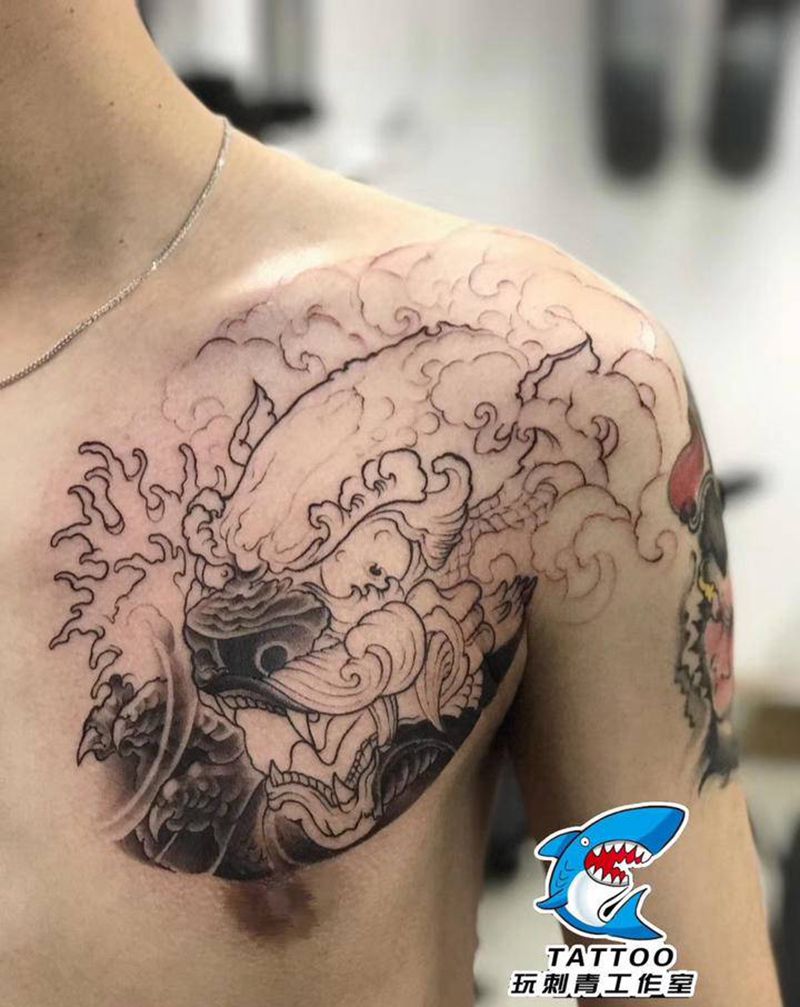福狮纹身图片_胸部新传统纹身图案