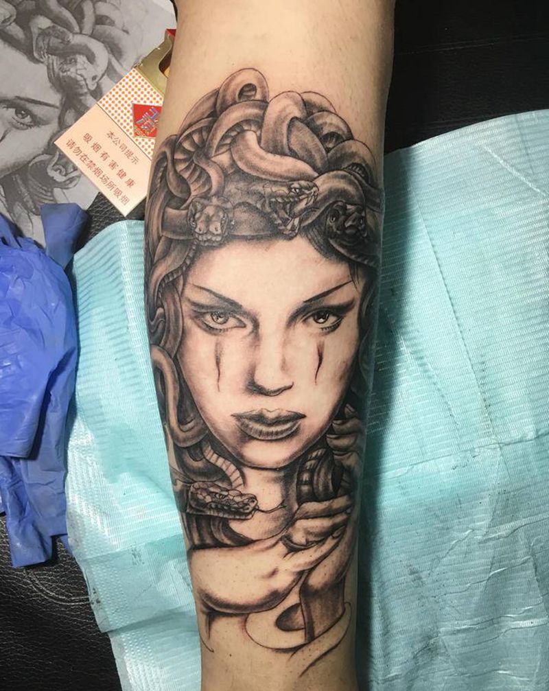 美杜莎纹身图片_腿部纹身图案