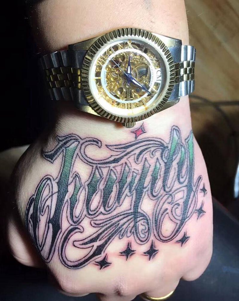 家庭纹身图片_手部花体字纹身图案