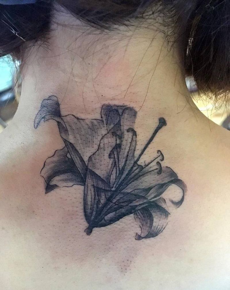 百合纹身图片_颈部纹身图案