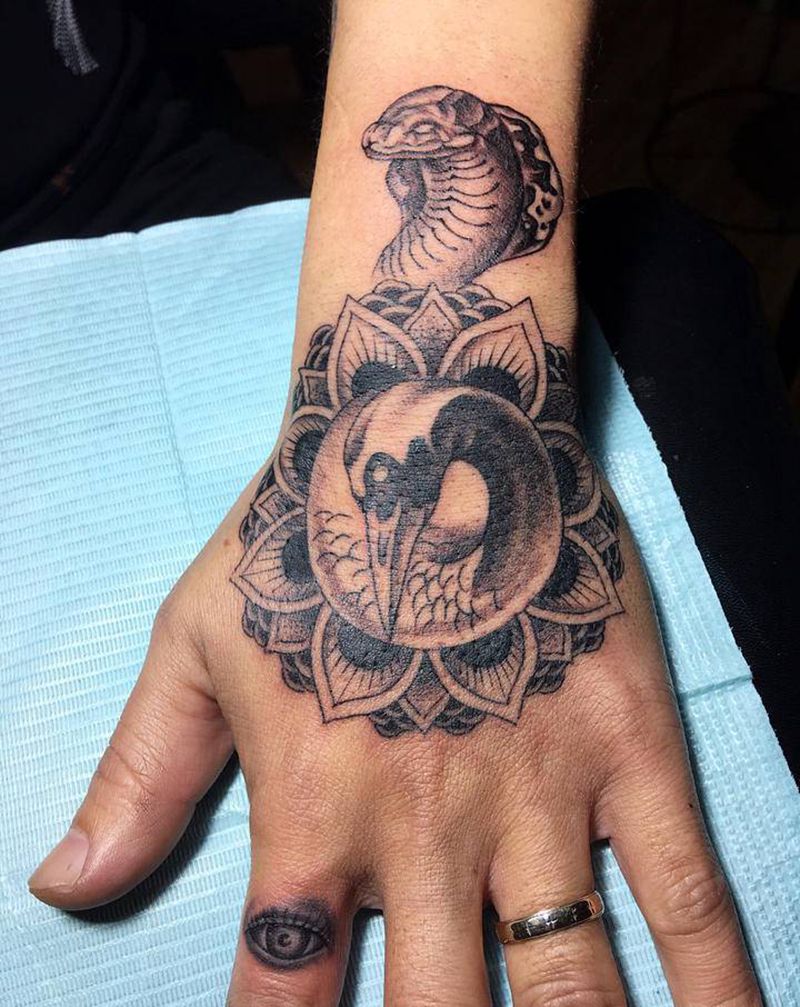 仙鹤与蛇纹身图片_手部纹身图案