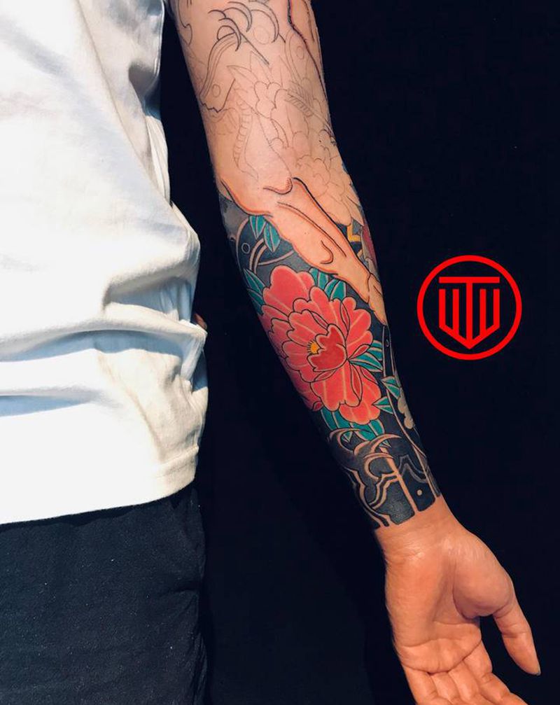 牡丹纹身图片_手臂老传统纹身图案