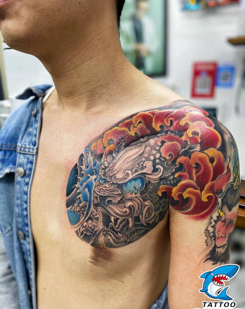 福狮纹身图片_胸部新传统纹身图案