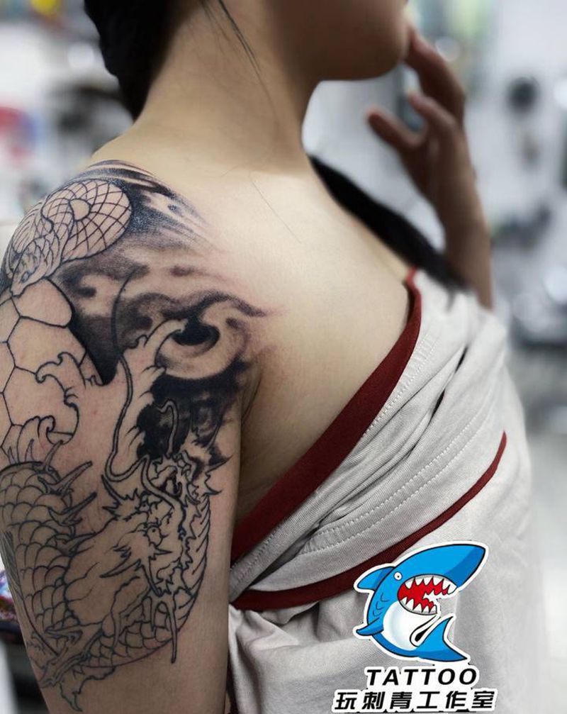 有关云雾的设计纹身图片_胸部新传统纹身图案