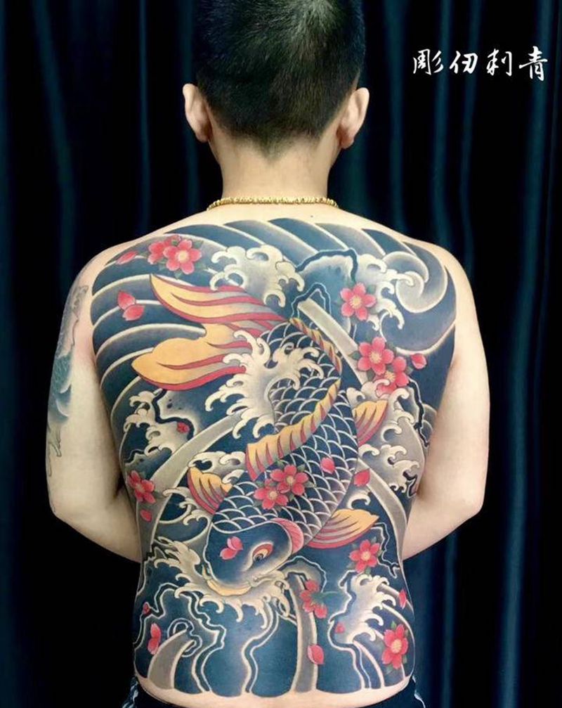 满背鲤鱼纹身图片_老传统纹身图案