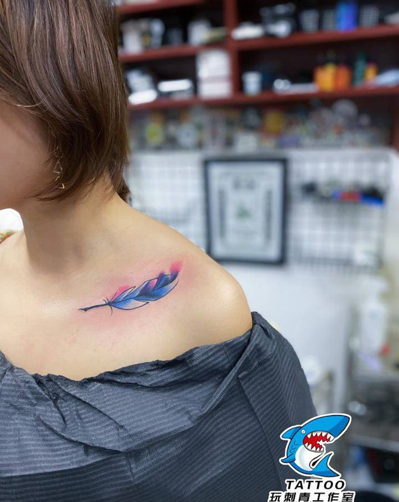 羽毛纹身图片_胸部Old School纹身图案