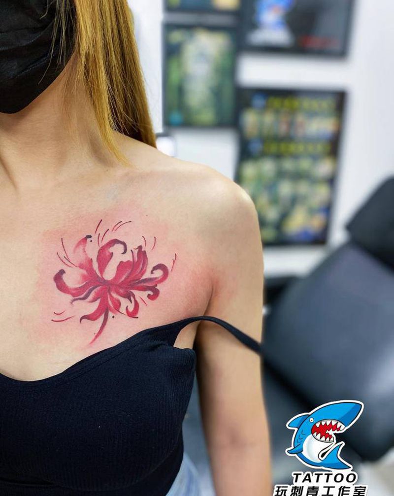 彼岸花纹身图片_胸部水墨纹身图案