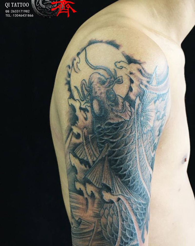 大臂鲤鱼纹身图片_手臂新传统大臂 鲤鱼纹身图案