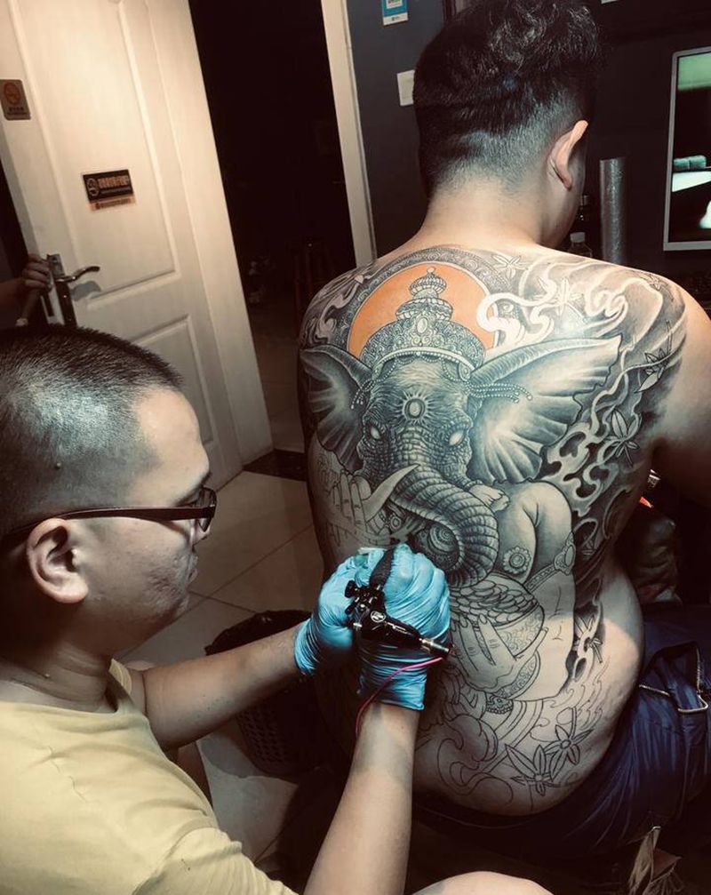 象神纹身图片_背部新传统纹身图案