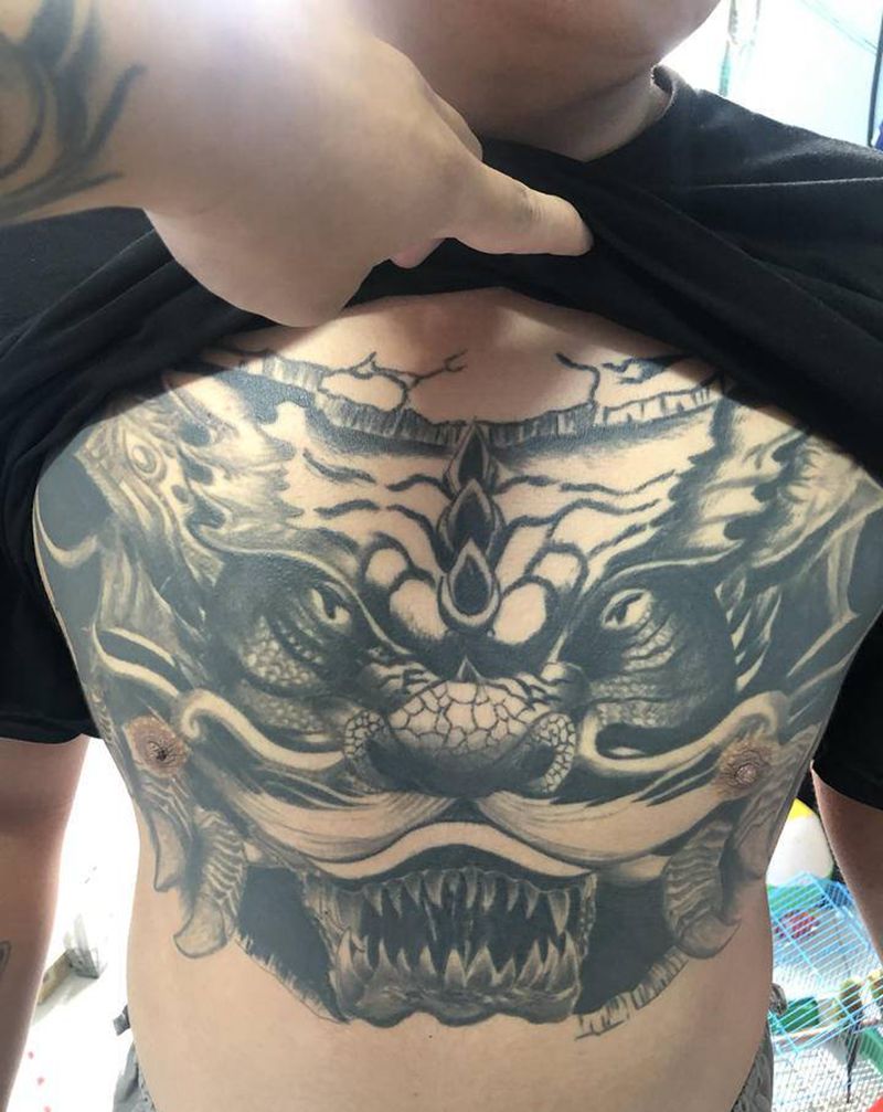 花胸龙纹身图片_胸部纹身图案