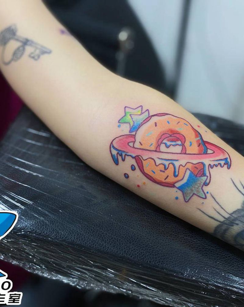 甜甜圈纹身图片_手臂New School纹身图案