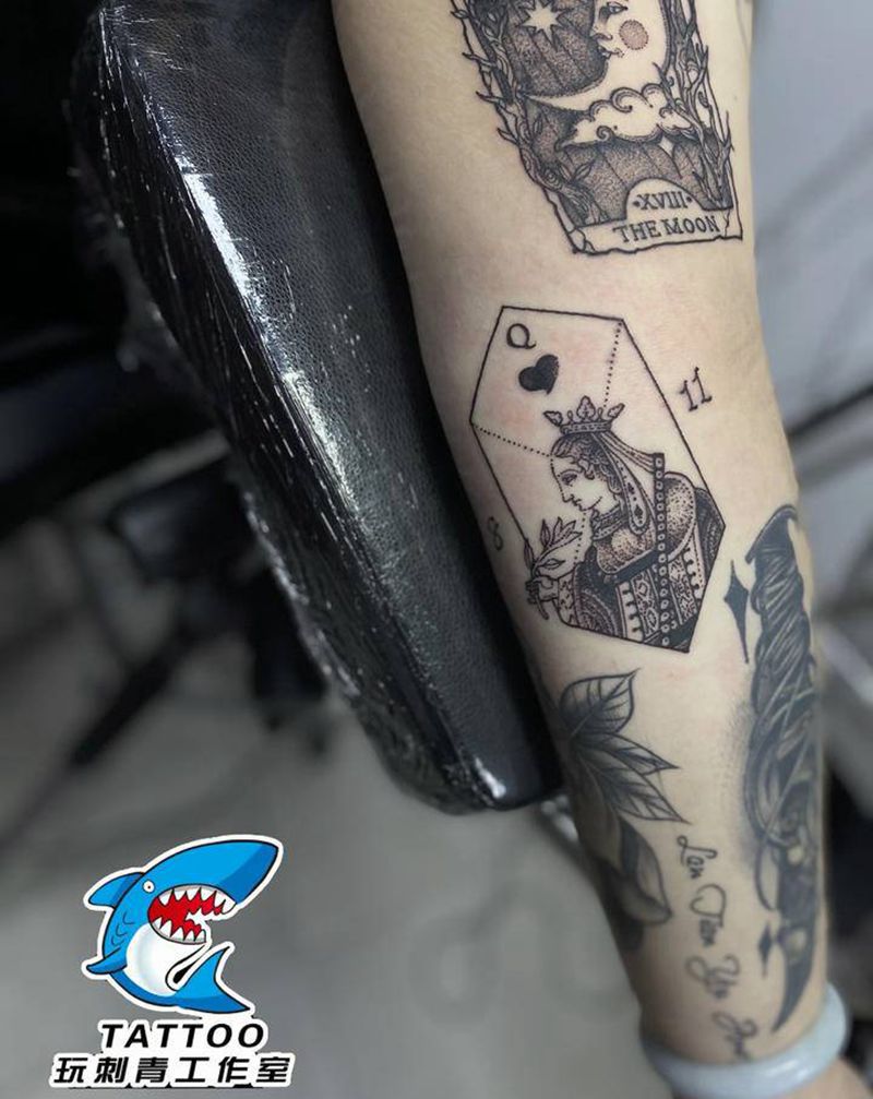 扑克牌纹身图片_手臂点刺纹身图案