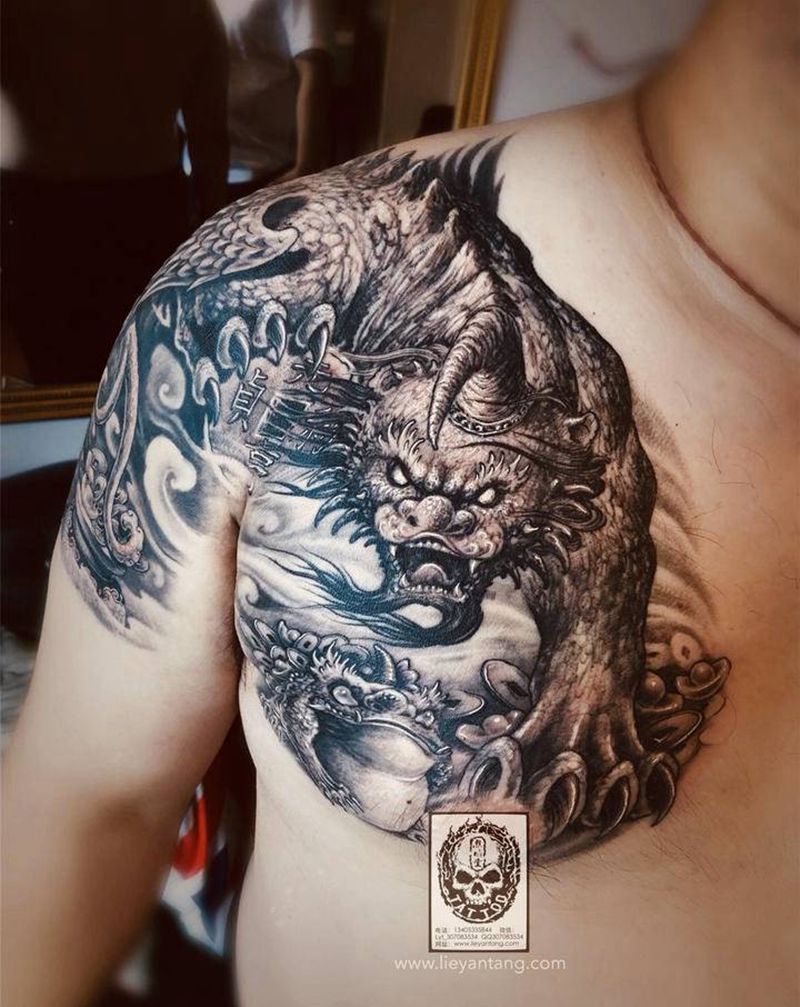 聚财貔貅纹身图片_肩部胸部纹身图案