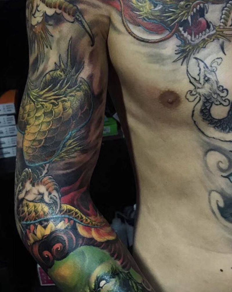 烈焰龙纹身图片_肩部胸部纹身图案