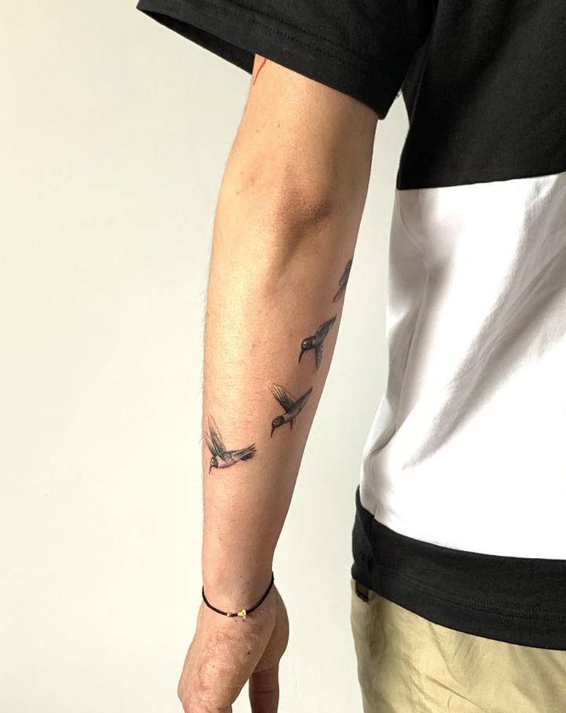 蜂鸟小清新纹身图片_颈部肩部纹身图案