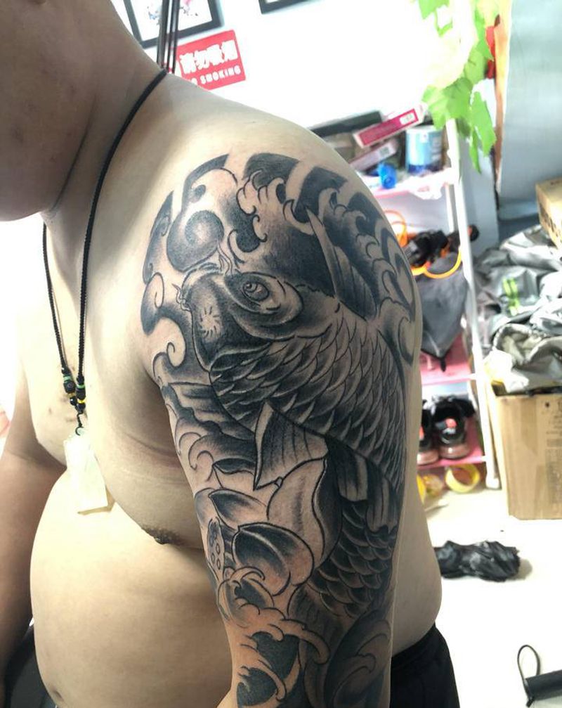 大臂鲤鱼纹身图片_手臂纹身图案