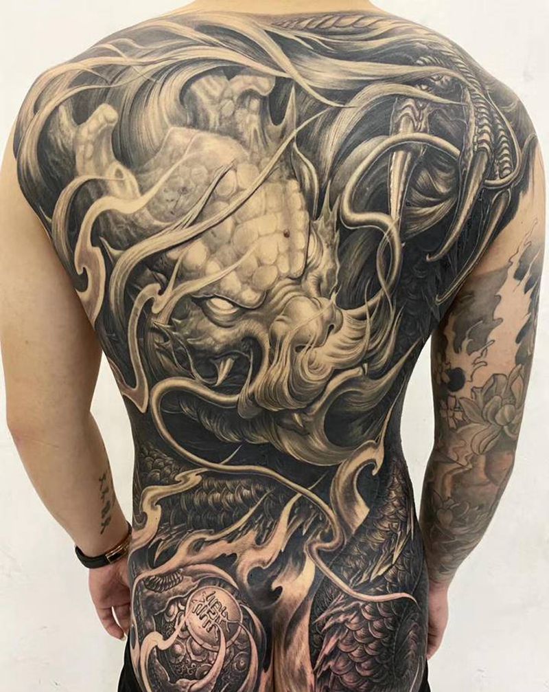 龙炽纹身图片_背部臀部新传统龙纹身图案