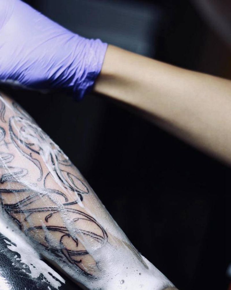 店内工作日常纹身图片_新传统花体字纹身图案