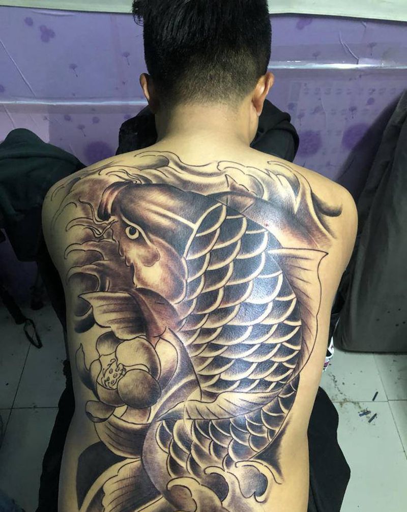 满背鲤鱼纹身图片_背部新传统纹身图案