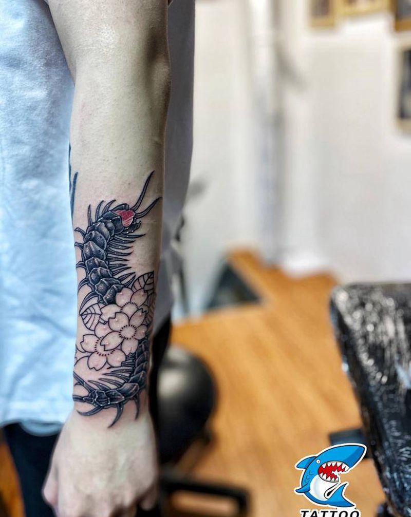 蜈蚣纹身图片_手部Old School纹身图案