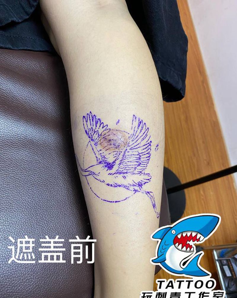 仙鹤遮盖纹身图片_腿部几何纹身图案