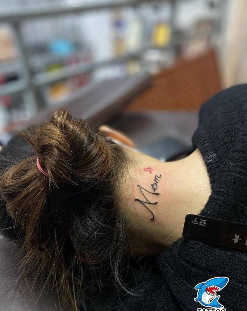 花体英文纹身图片_颈部花体字纹身图案