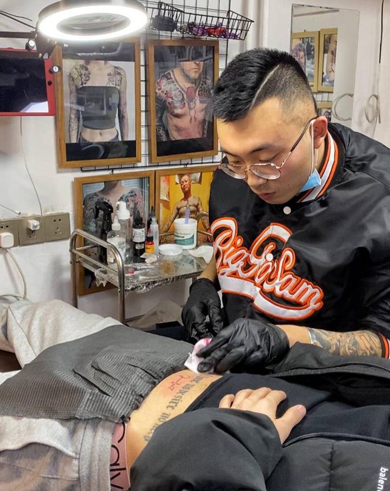 花体字纹身图片_腹部花体字纹身图案