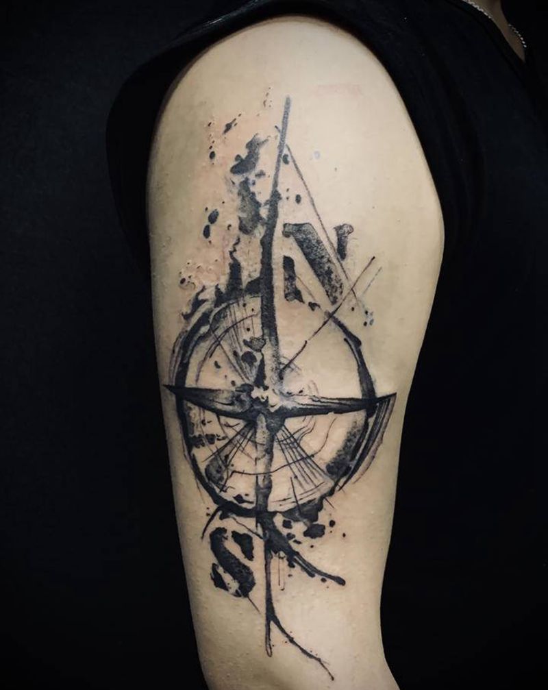 泼墨指南针纹身图片_手臂水墨纹身图案