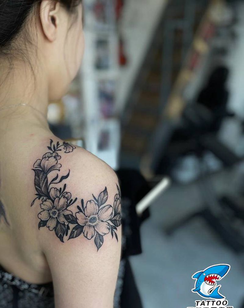 花环纹身图片_肩部几何纹身图案