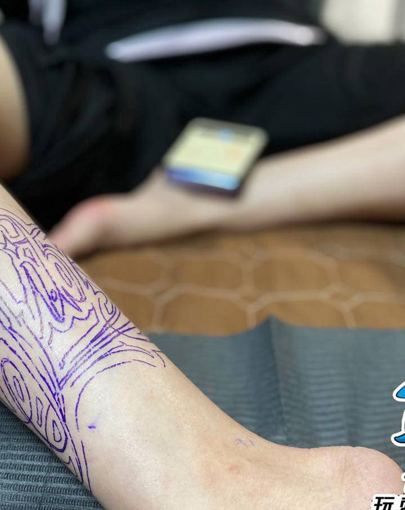 奇卡诺纹身图片_腿部花体字纹身图案
