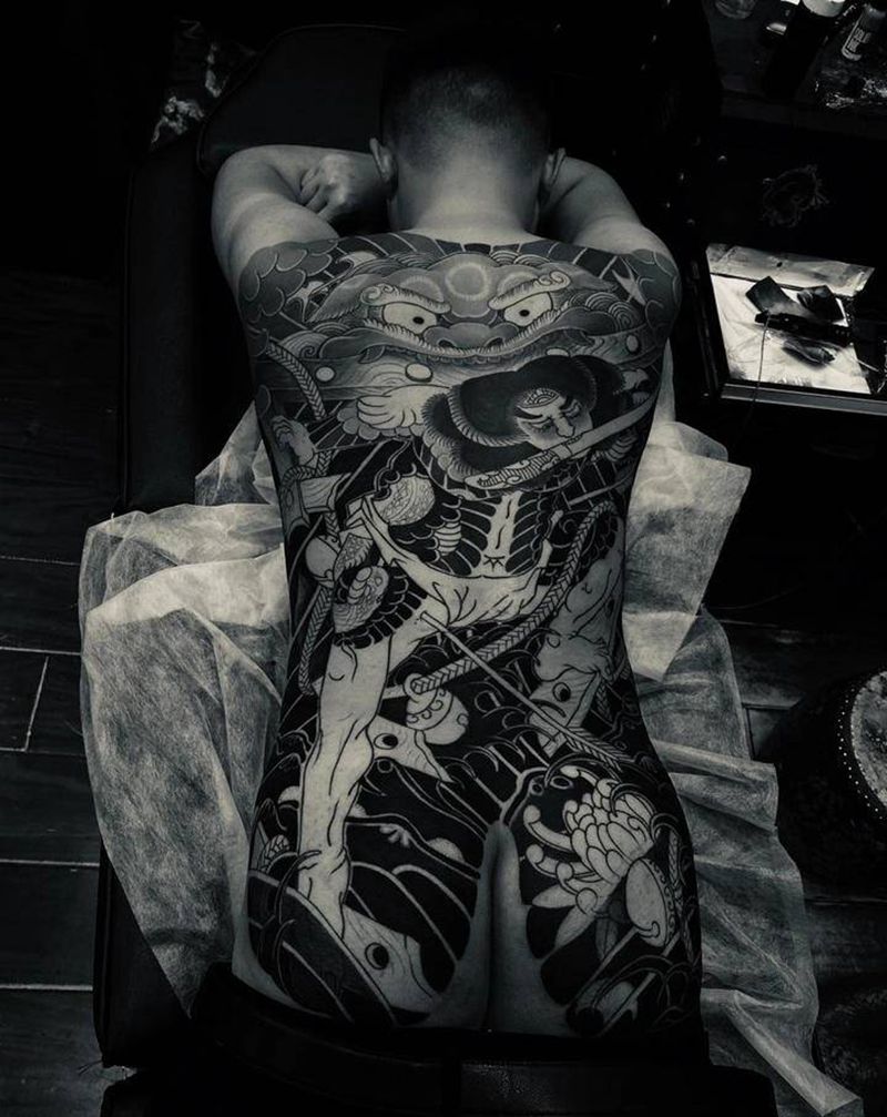 顺顺破水门纹身图片_背部老传统纹身图案