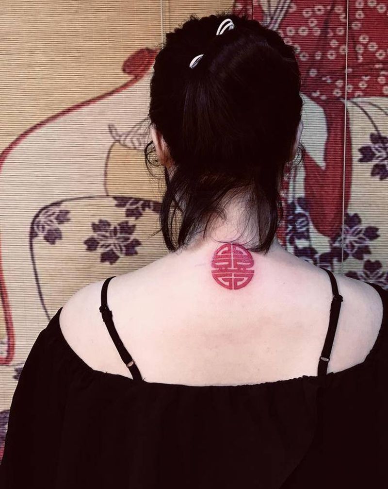 双喜女孩纹身图片_颈部红双喜纹身图案