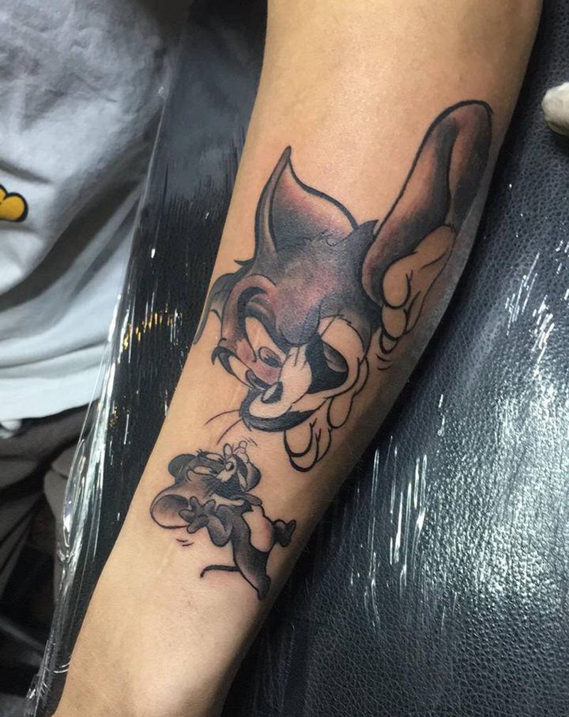 猫和老鼠纹身图片_手臂黑灰素描纹身图案