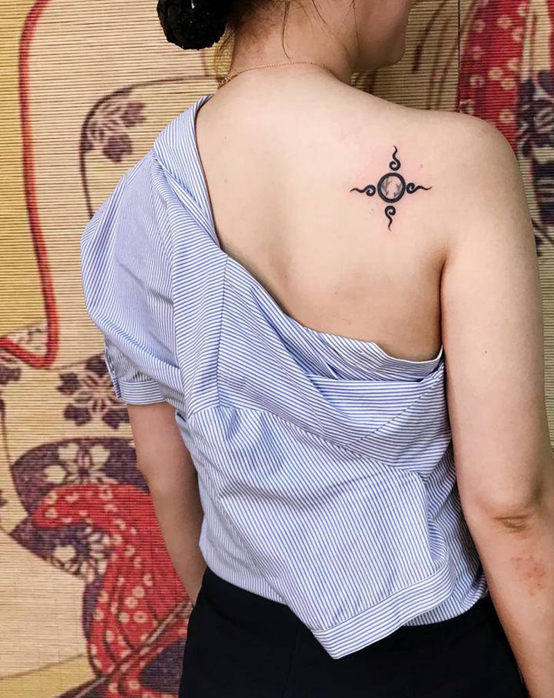 镶嵌一个小图腾纹身图片_背部图腾太阳图腾纹身图案