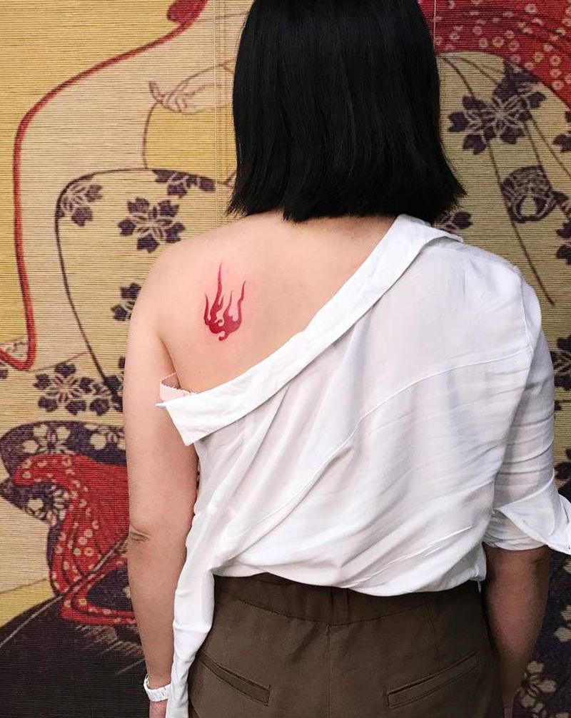 火纹身图片_肩部火纹身图案