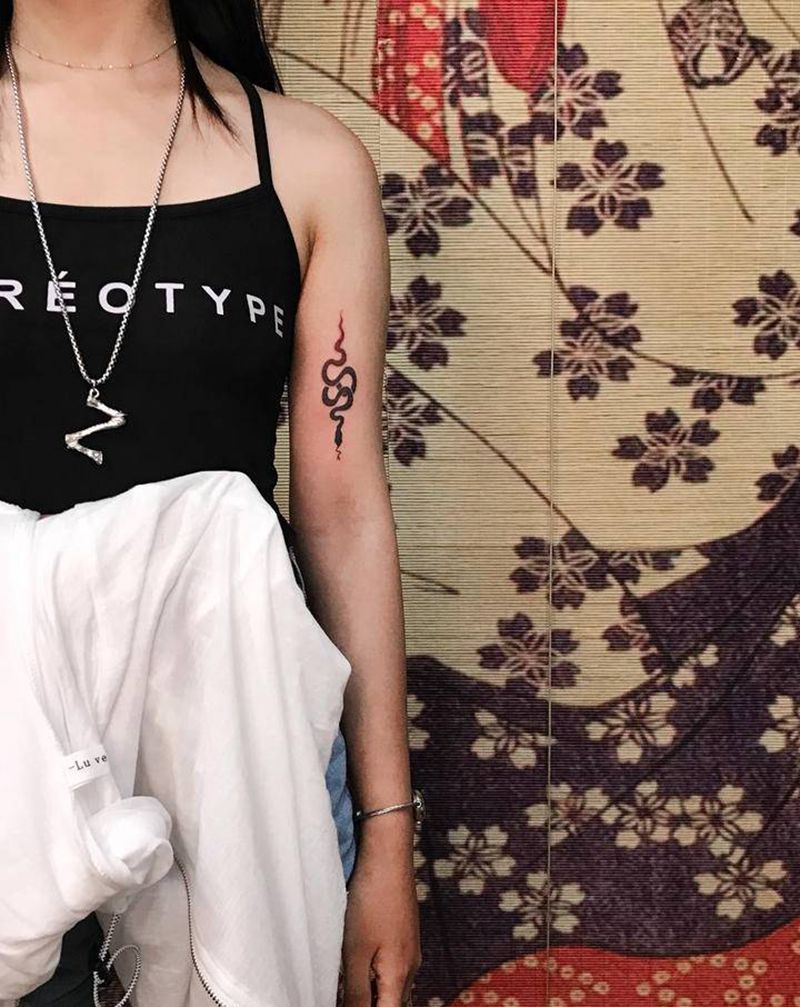 一条小蛇，圆三点刺。纹身图片_手臂点刺蛇纹身图案