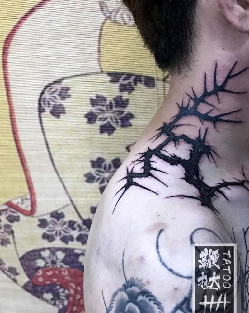 藤蔓荆棘纹身图片_肩部颈部荆棘纹身图案
