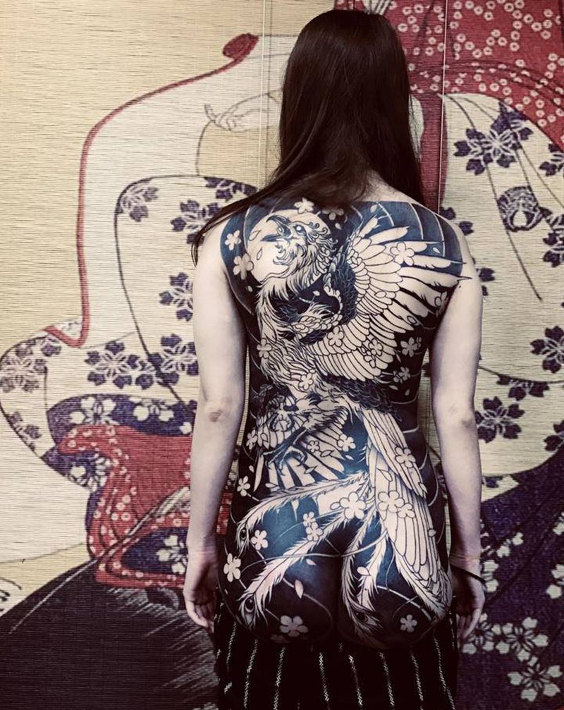 凤凰进度纹身图片_臀部背部老传统凤凰纹身图案