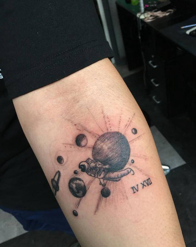 星球宇航员纹身图片_手臂小清新纹身图案