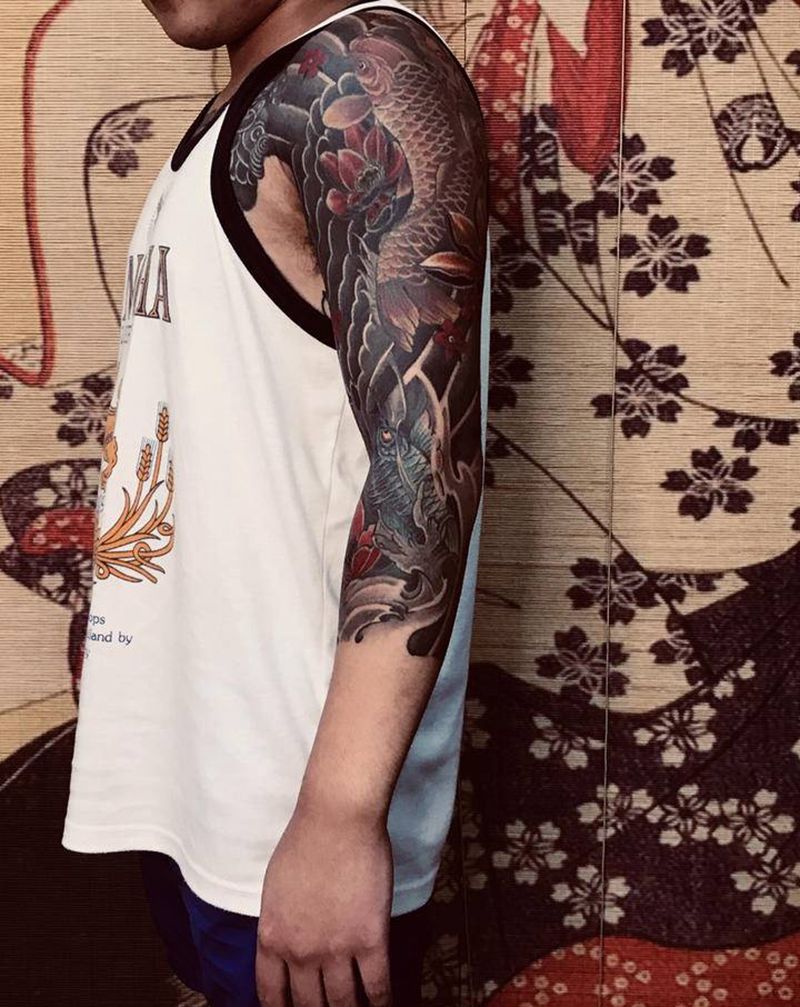 左臂结束纹身图片_手臂老传统鱼纹身图案