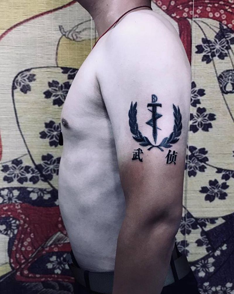 之前的徽章上加字纹身图片_手臂纹身图案