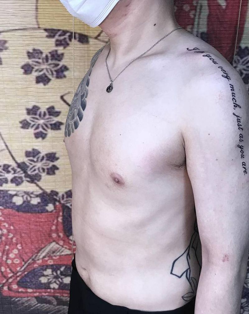 情侣款纹身图片_肩部手臂花体字纹身图案