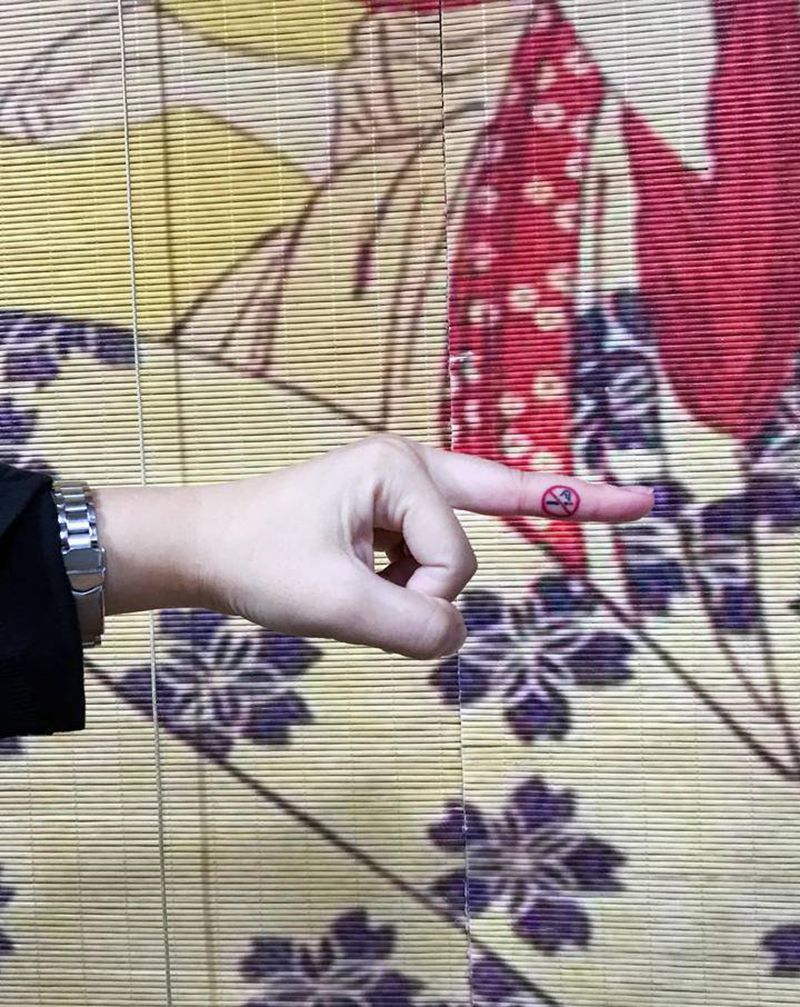 no smoking 明日休息纹身图片_手部纹身图案