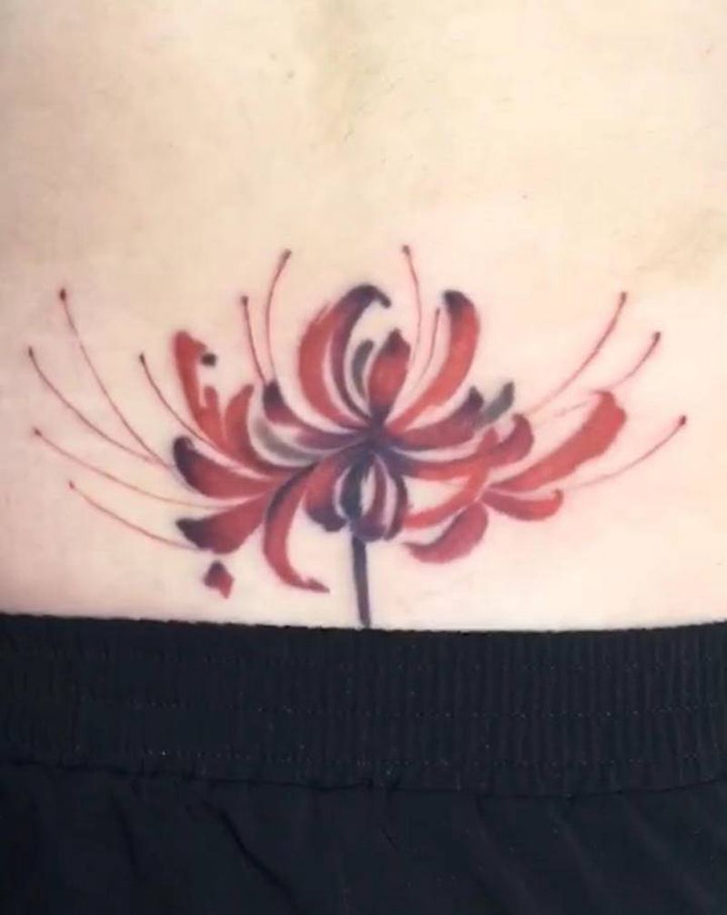 彼岸花纹身图片_腰部水彩纹身图案