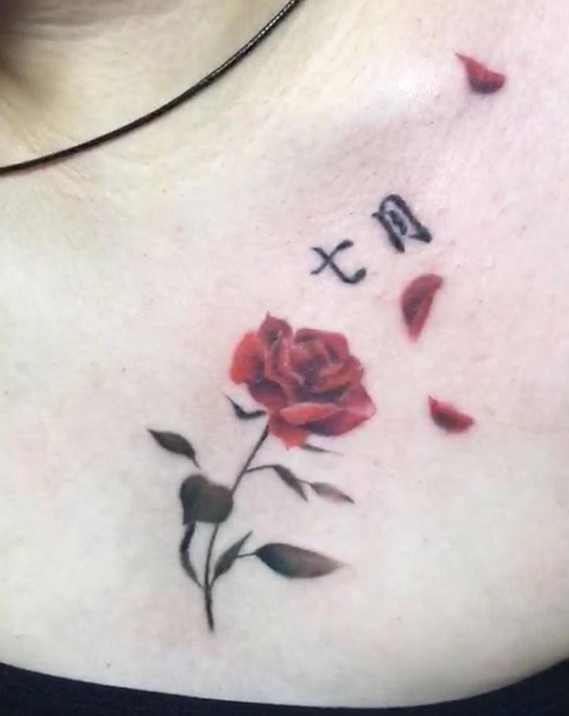 玫瑰花纹身图片_胸部水墨纹身图案